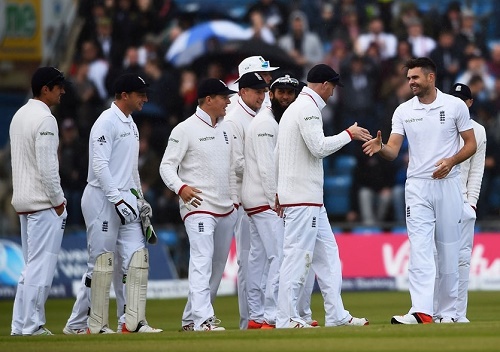 England players congratulate Anderson for 400 wickets in test.