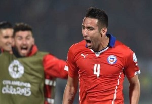 Chile beat Uruguay to reach 2015 Copa America Semi-Final.