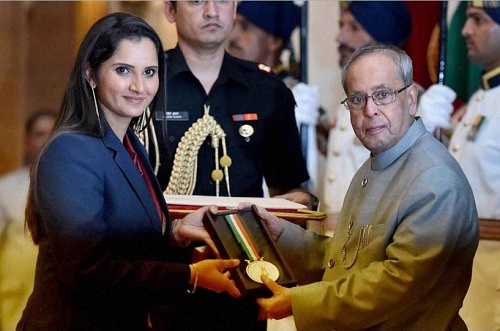 Sania Mirza receives Rajiv Gandhi Khel Ratna Award.